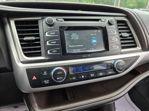 Used 2015 Toyota Highlander Plus FWD image 22