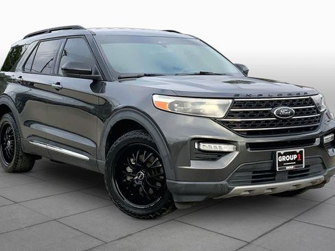 Used 2020 Ford Explorer XLT w/ Equipment Group 202A AWD/4WD image 3