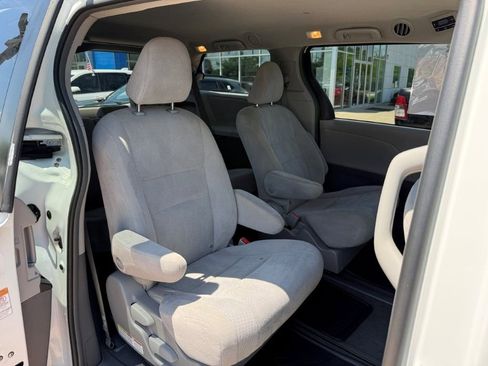 Used 2019 Toyota Sienna L FWD image 15