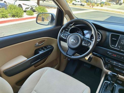 Used 2015 Kia Sedona LX w/ LX Convenience Package FWD image 16