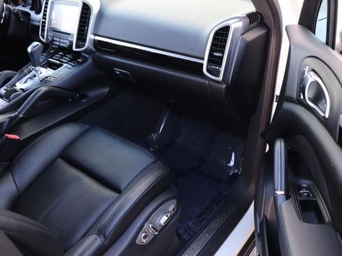 Used 2018 Porsche Cayenne Platinum Edition w/ Premium Package image 30