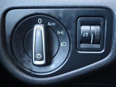 Used 2015 Volkswagen e-Golf Limited Edition FWD image 28
