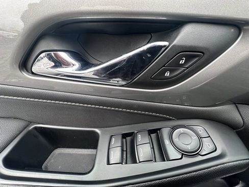 Used 2023 Chevrolet Traverse LT image 10