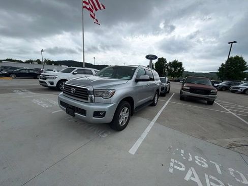 Used 2022 Toyota Sequoia SR5 AWD/4WD image 2
