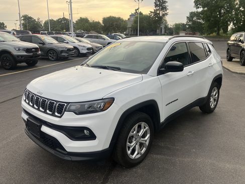 Used 2024 Jeep Compass Latitude AWD/4WD image 3