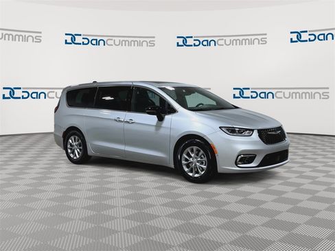New 2026 Chrysler Pacifica Limited image 2