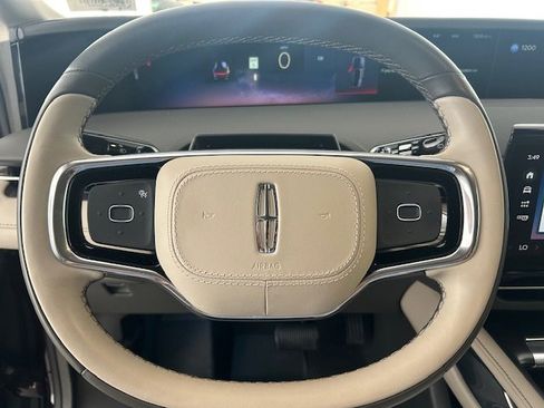 Used 2025 Lincoln Nautilus Premier AWD/4WD image 17