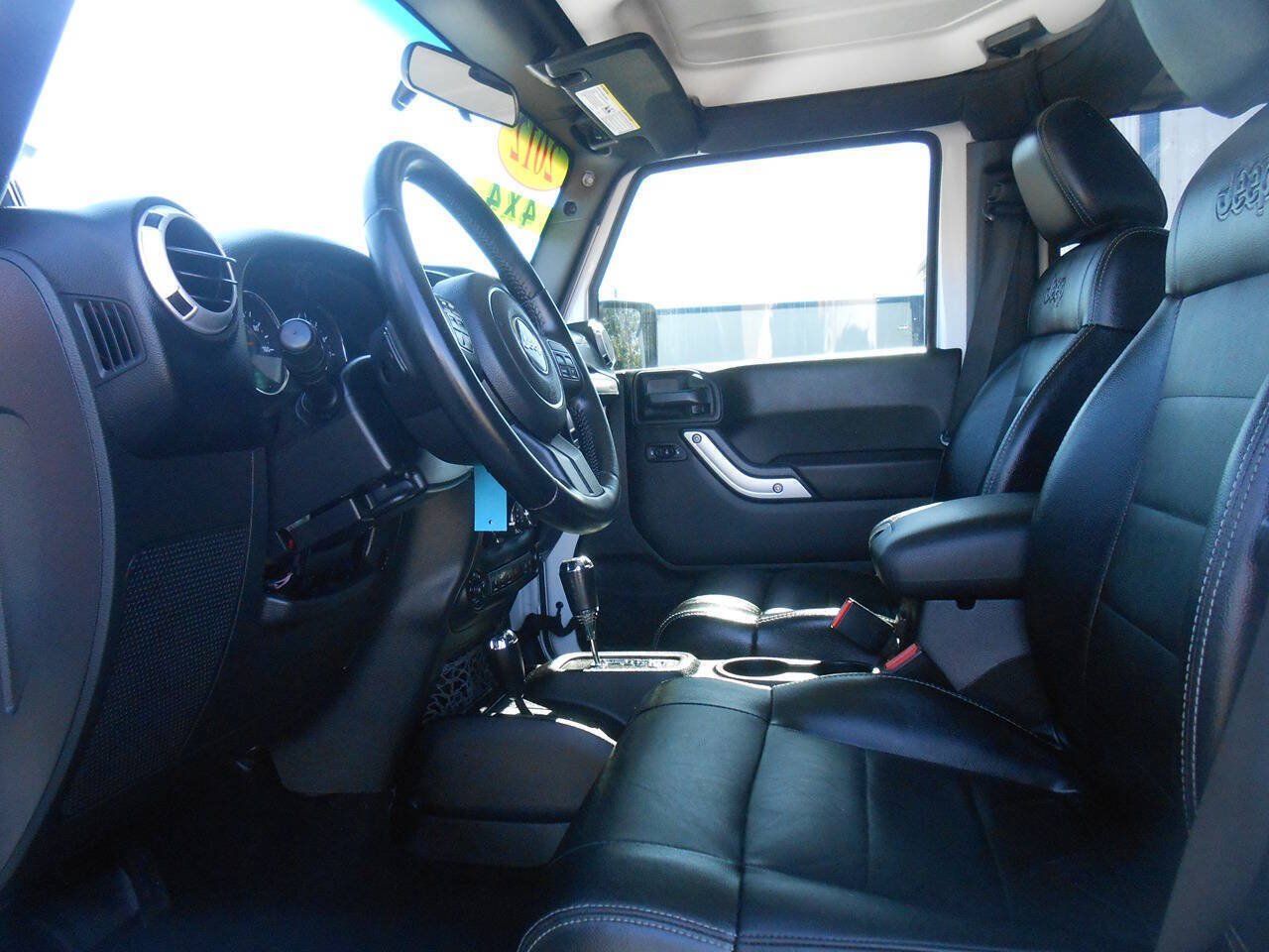 Used 2012 Jeep Wrangler Unlimited Sahara w/ Dual Top Group AWD/4WD image 10