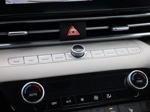 Used 2025 Hyundai Elantra Limited image 23