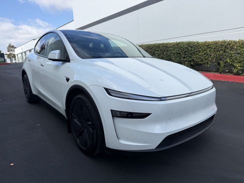 Used 2026 Tesla Model Y Long Range RWD image 2