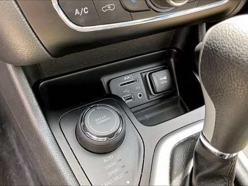 Used 2016 Jeep Cherokee Latitude w/ Comfort/Convenience Group AWD/4WD image 28
