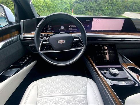 Certified 2026 Cadillac Escalade Platinum Sport AWD/4WD image 5