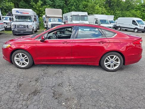 Used 2018 Ford Fusion SE w/ Fusion SE Technology Package FWD image 9