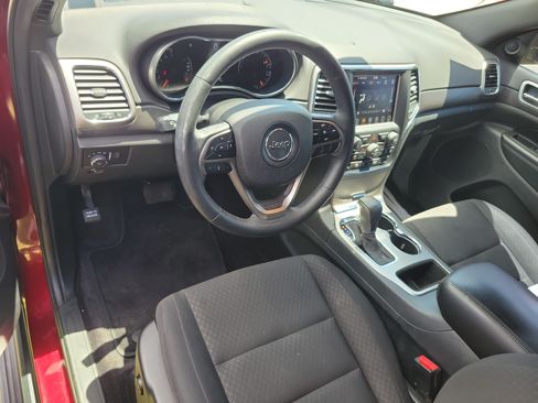 Used 2018 Jeep Grand Cherokee Laredo AWD/4WD image 14