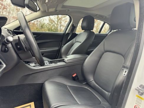 Used 2018 Jaguar XE Premium image 11