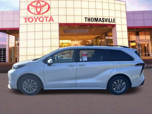 New 2025 Toyota Sienna XLE image 8
