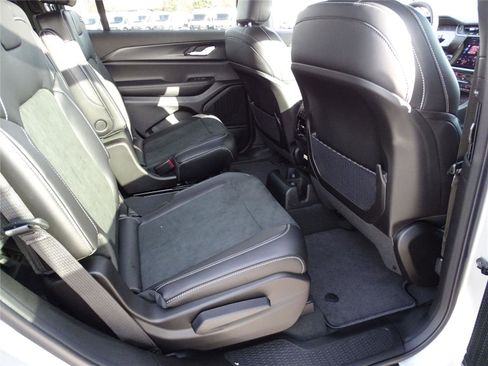 Used 2025 Jeep Grand Cherokee L Altitude image 9