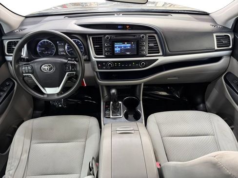 Used 2019 Toyota Highlander LE FWD image 12