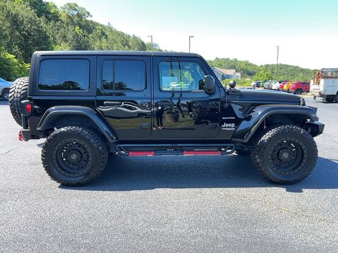 Used 2019 Jeep Wrangler Unlimited Sahara w/ Uconnect 4C Nav & Sound Group AWD/4WD image 4