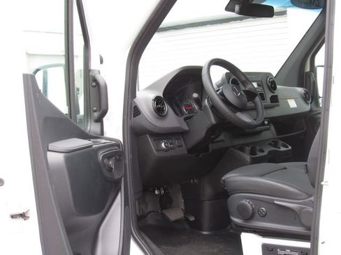 Used 2025 Mercedes-Benz Sprinter 2500 image 9