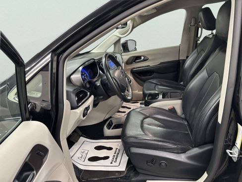 Used 2020 Chrysler Pacifica Touring-L FWD image 12