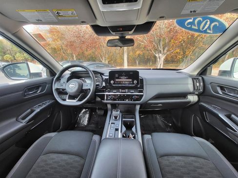 Used 2025 Nissan Pathfinder SV image 15