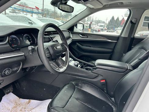 Used 2023 Jeep Grand Cherokee Limited w/ Black Appearance Package image 8