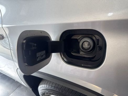 Used 2018 Chevrolet Traverse LT FWD image 12