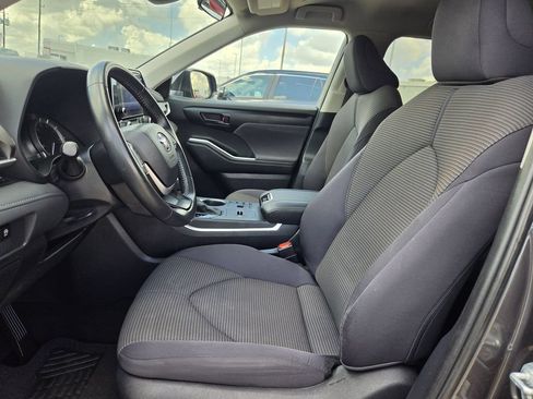 Used 2025 Toyota Highlander LE FWD image 27