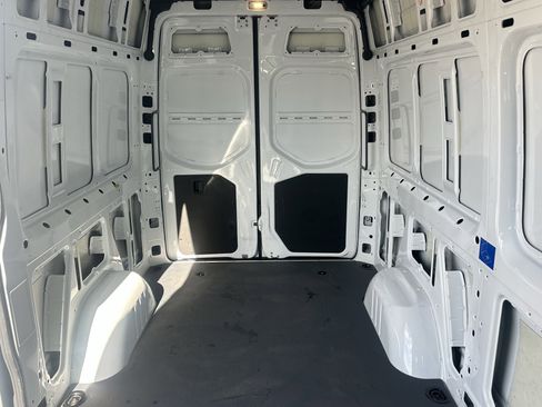 Used 2020 Mercedes-Benz Sprinter 2500 w/ Driver Convenience Package image 18