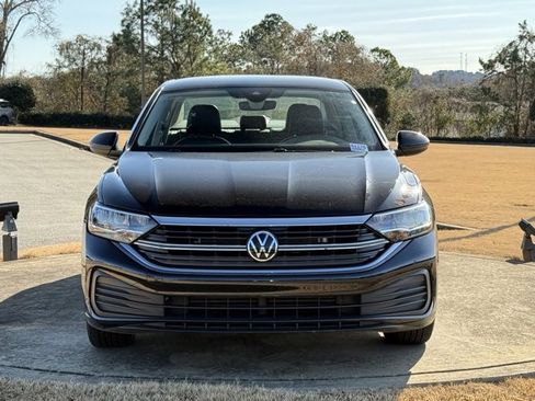 Used 2024 Volkswagen Jetta SE image 2