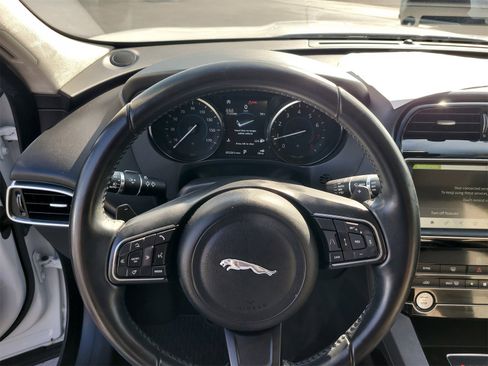 Used 2020 Jaguar F-PACE Premium image 27