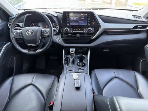 Used 2021 Toyota Highlander XLE FWD image 24