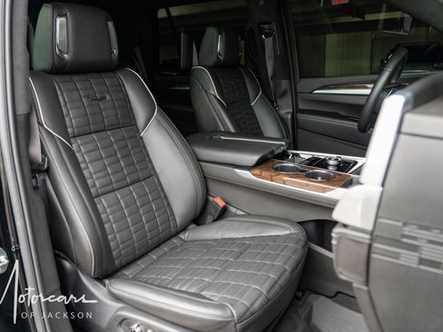 Used 2025 Cadillac Escalade Sport Platinum w/ LPO, ONYX Package AWD/4WD image 15