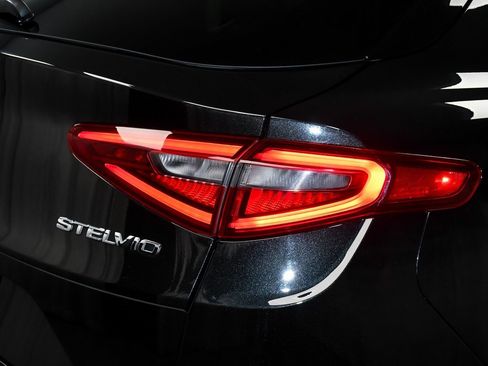 Used 2023 Alfa Romeo Stelvio Veloce image 81