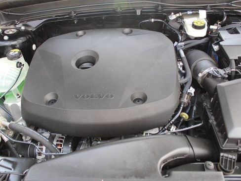 Used 2022 Volvo XC40 T5 Momentum image 32