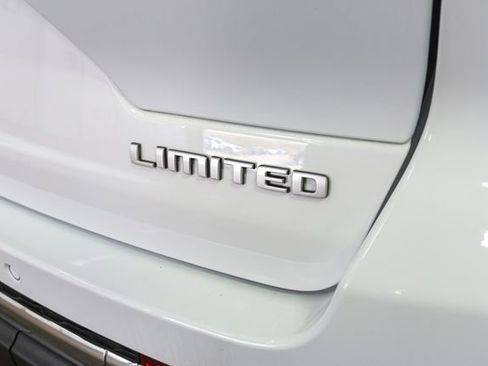 Used 2025 Jeep Grand Cherokee Limited AWD/4WD image 10