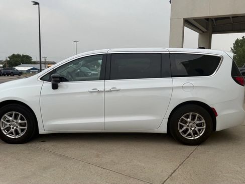 Used 2024 Chrysler Pacifica Touring-L FWD image 11