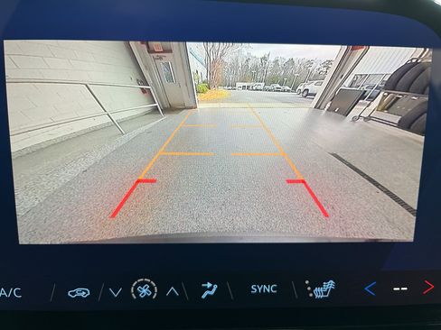 Used 2025 Chevrolet Traverse LT image 26