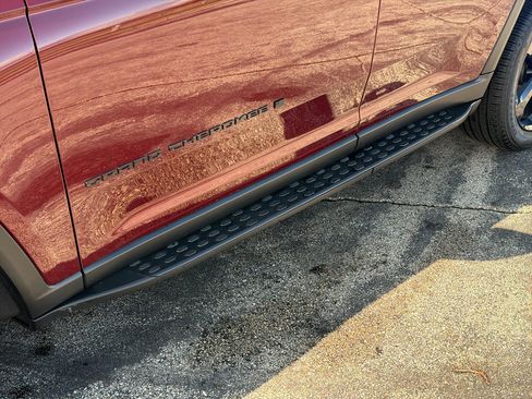 Used 2024 Jeep Grand Cherokee Limited w/ Luxury Tech Group II AWD/4WD image 10