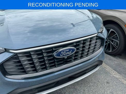 Used 2025 Ford Escape SE w/ PHEV Premium Package FWD image 4