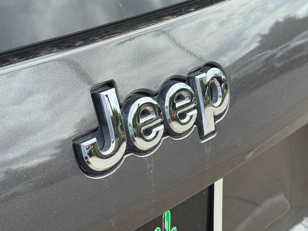 Used 2021 Jeep Cherokee Latitude Lux w/ Sun & Sound Group AWD/4WD image 9