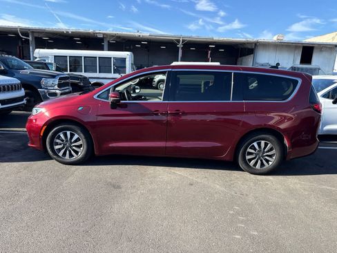 Used 2023 Chrysler Pacifica Touring-L FWD image 4
