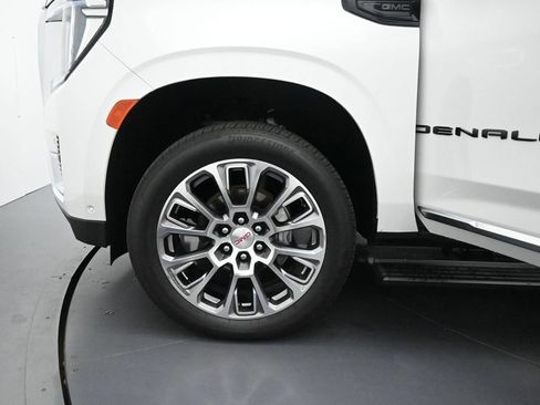 Used 2023 GMC Yukon Denali w/ Advanced Technology Package AWD/4WD image 6