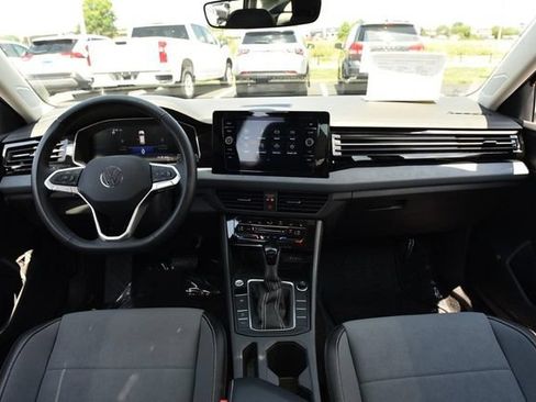 Used 2025 Volkswagen Jetta SE w/ Sunroof Package FWD image 7