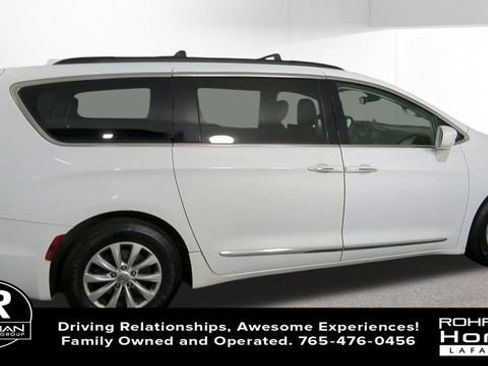 Used 2017 Chrysler Pacifica Touring-L image 10