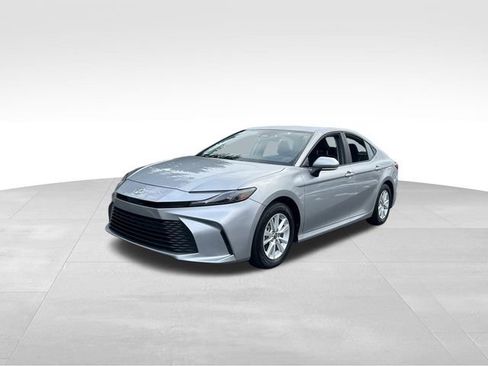 Used 2025 Toyota Camry LE image 2