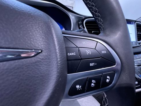 Used 2024 Chrysler Pacifica Touring-L image 21