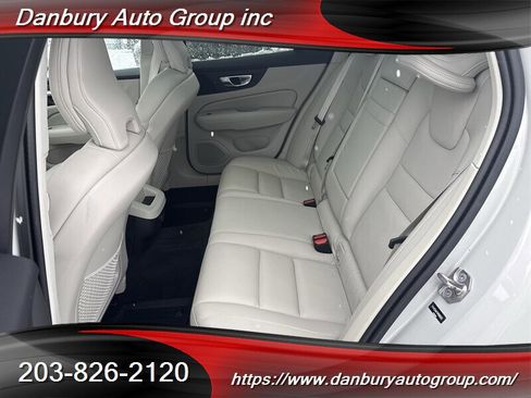 Used 2022 Volvo V60 T5 Cross Country w/ Advanced Package image 12