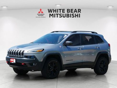 Used 2017 Jeep Cherokee Trailhawk w/ Comfort/Convenience Group AWD/4WD image 2